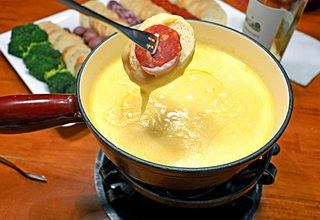 Швейцарское сырное фондю - пальчики оближешь!