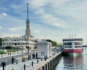 Мустай Карим у Северного Речного Вокзала