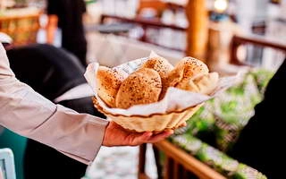 320-Вкусно поесть в Катаре можно во многих местах - от придорожных кафе до элитных ресторанов.