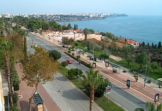 Городская набережная в Анталии зимой.