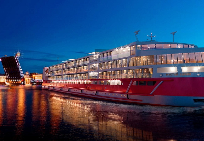 Теплоход "Мустай Карим"