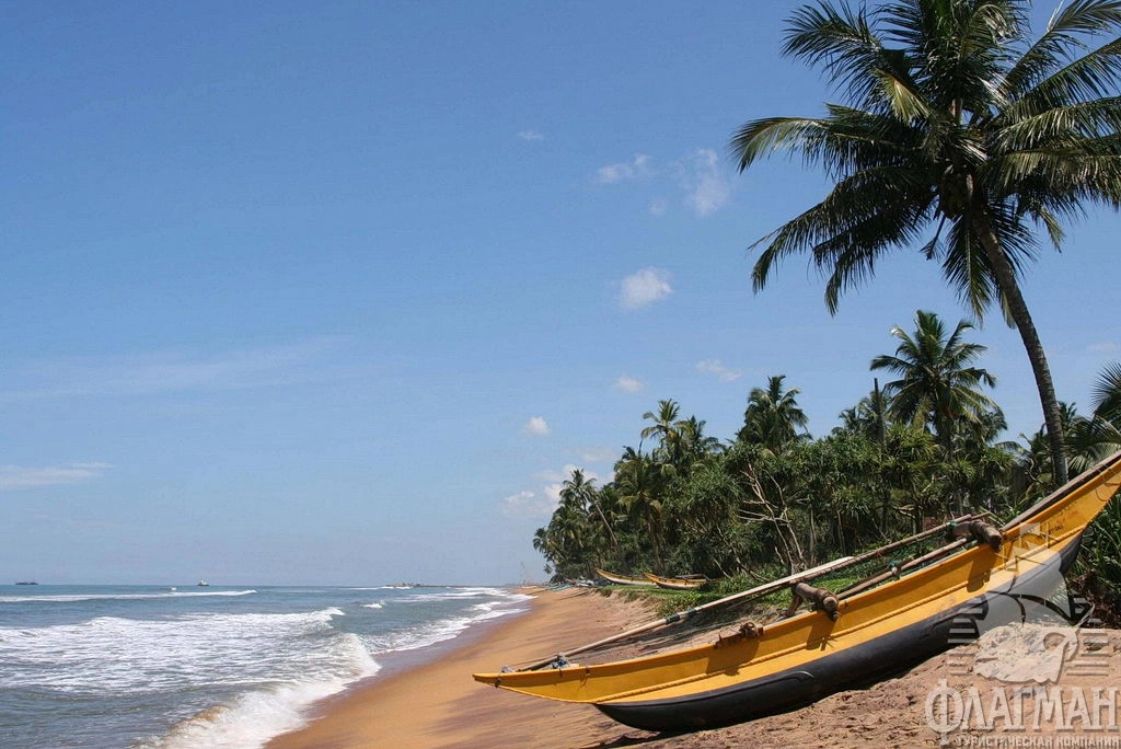 Рыбацкие лодки вдоль пляжа.