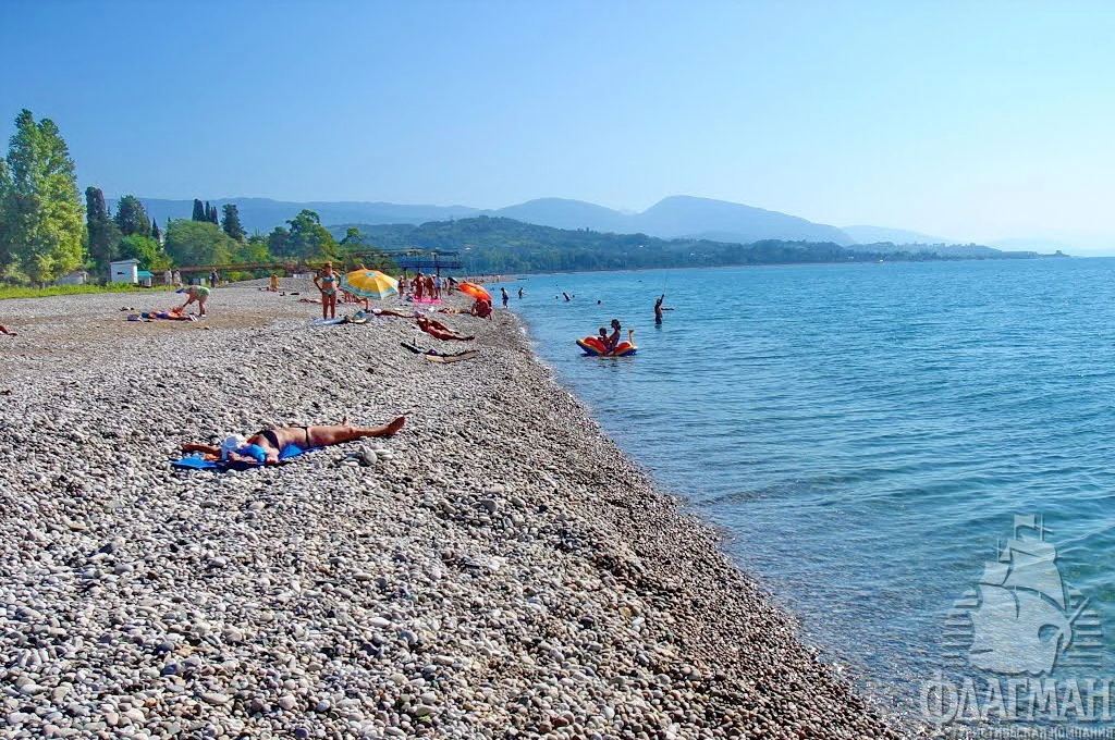 Пляжи в Гудауте галечные, море чистое, вода прозрачная