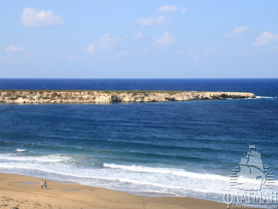 Пляж в заливе Лара