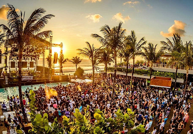 С различными Open Air и Вeach Party на острове тоже нет никаких проблем. Музыкальные фествали, диско-клубы предлагают мелодии любых жанров от диско 70х до современной электронной музыки.