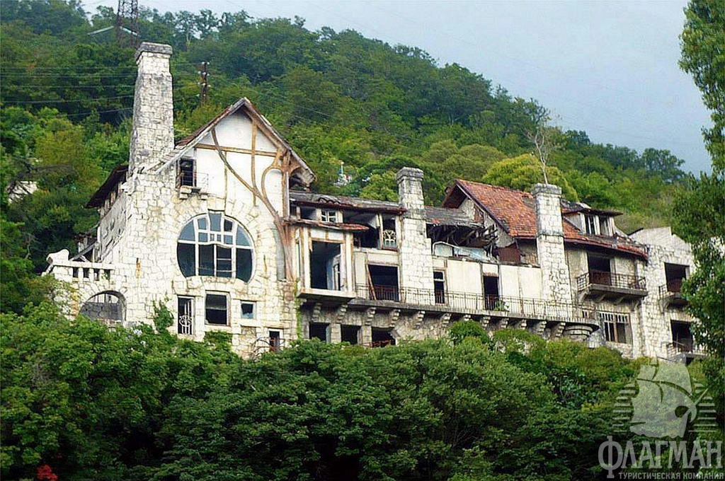 В замок принца Ольденбургского, построенном в 1901-1902 гг., в советское время располагался пансионат. Во время грузино-абхазского конфликта здание было частично разрушено и разграблено