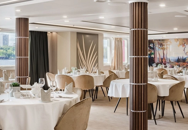 Теплоход "Мустай Карим"