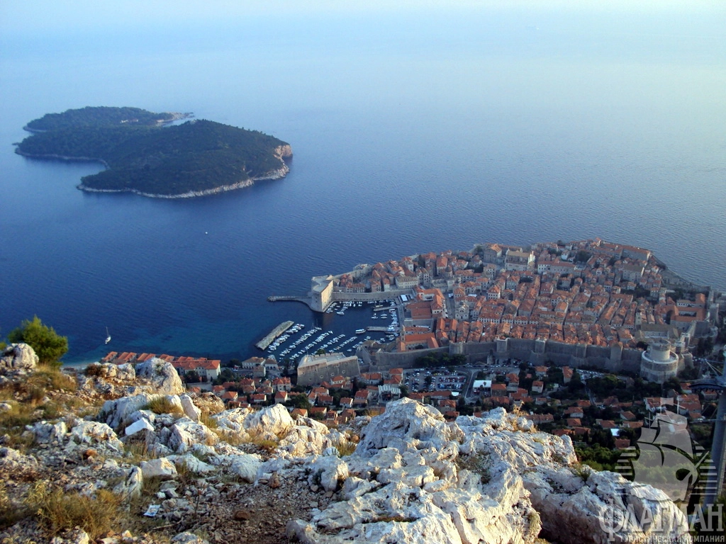 Вид на город со смотровой площадки горы Срдж.