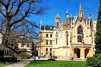 Замок Леднице расположен в одноименной крохотной деревушке, в 50 км от города Брно.