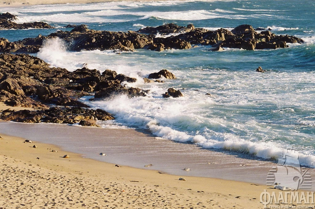 Пляж в окрестностях Порту. Песок и камни.