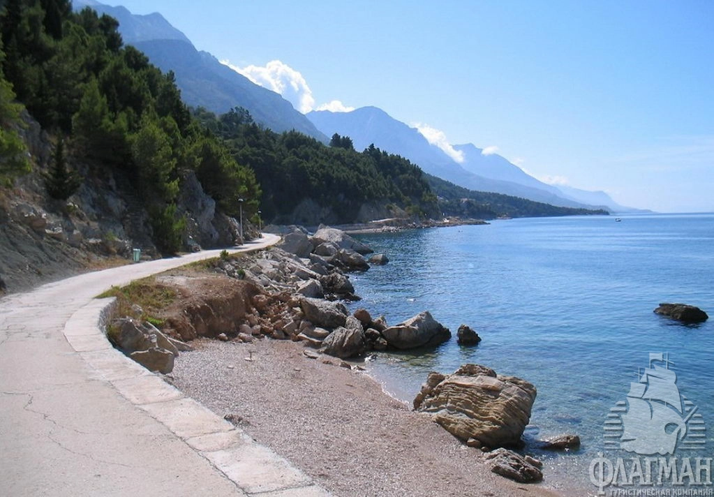 Пешеходная дорожка вдоль берега.