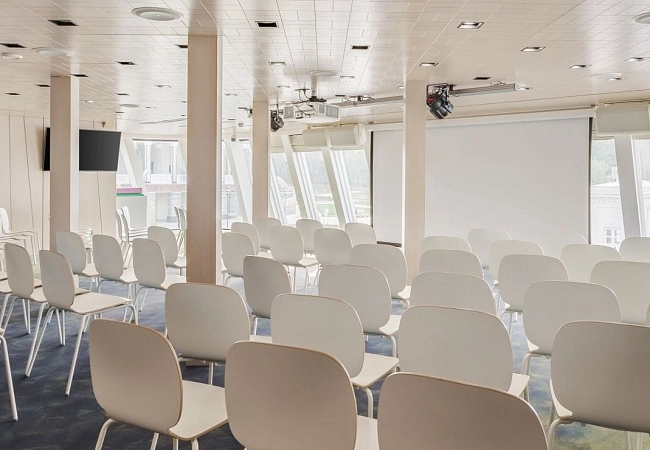 Теплоход "Мустай Карим"