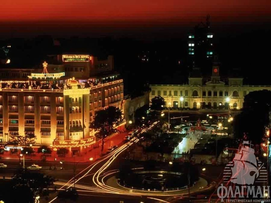 Центральная площадь Хошимина ночью