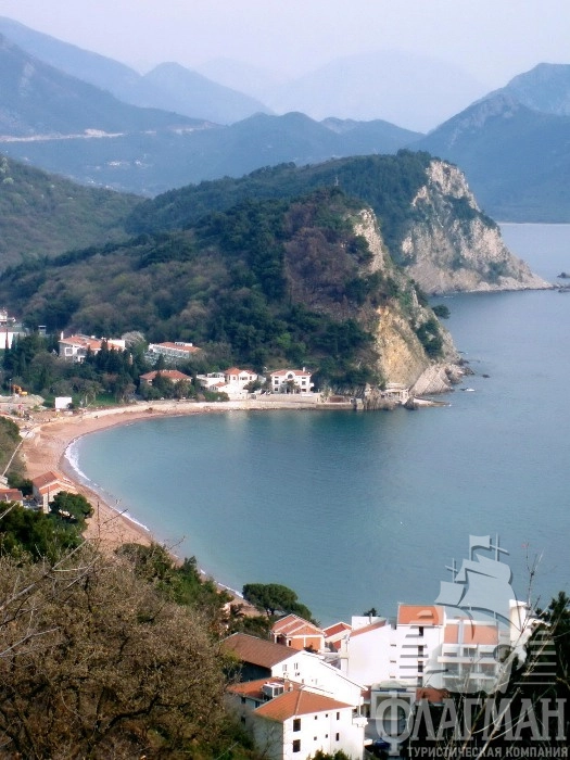 Горы и пляж Petrovac Beach