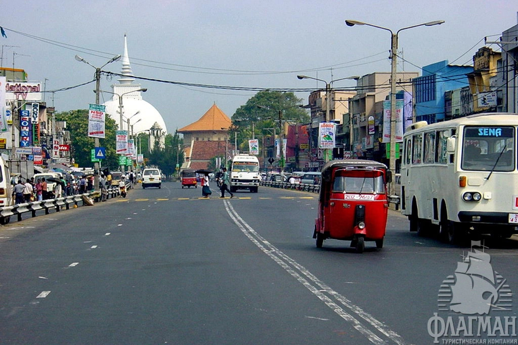 Храм Гангатилака Вихару - ступу видно издалека.