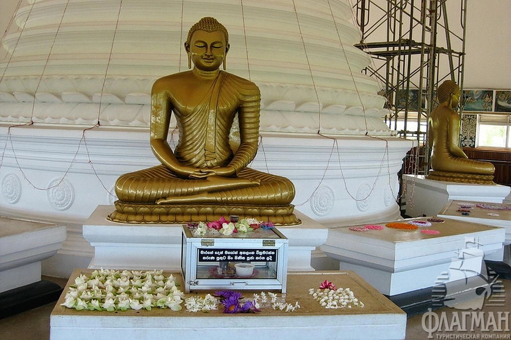 Внутри дагобы. Статуя Будды.