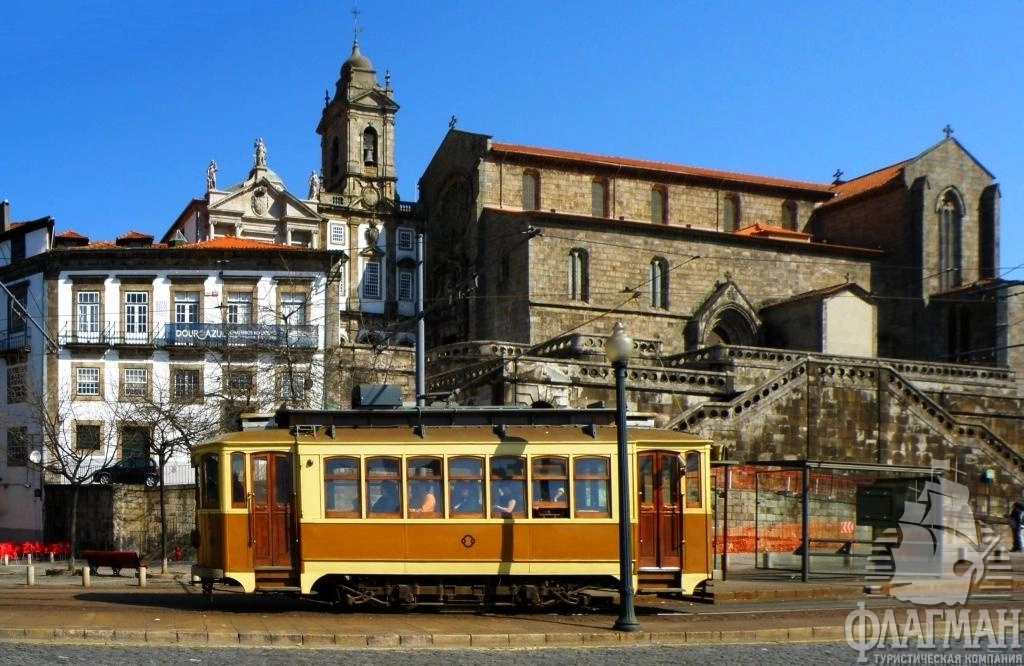 Трамвай в старом квартале Порту.