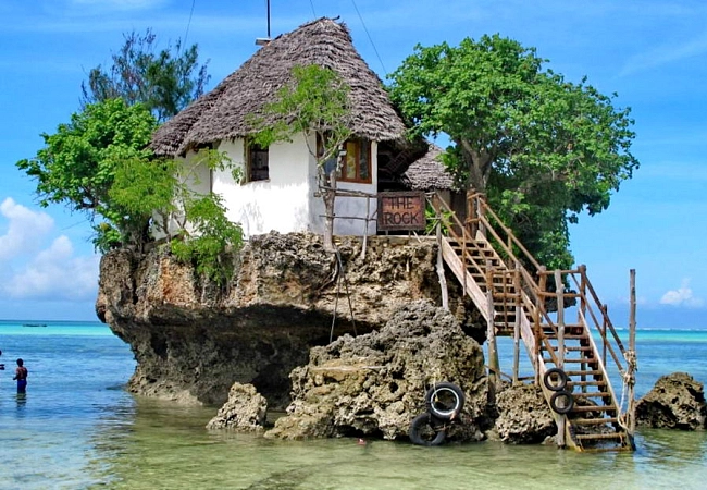 Популярный ресторан The Rock находится на одинокой скале в океане. Это одно из "открыточных" заведений в местечке Pwani Mchangani на востоке острова.
