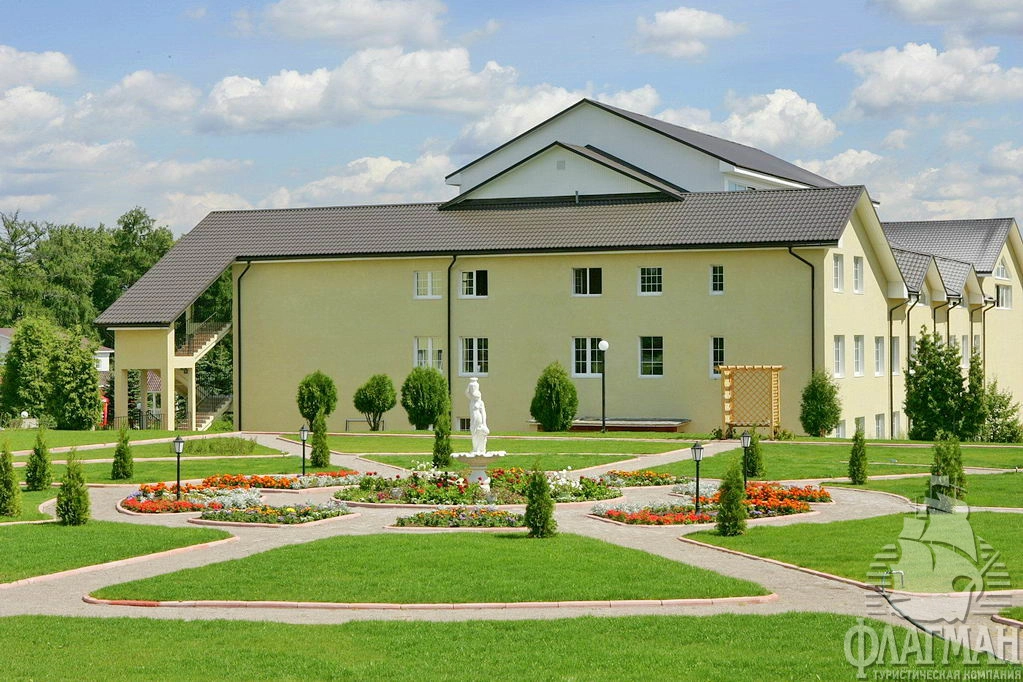 Трёхэтажные корпуса Foresta Festival Park.