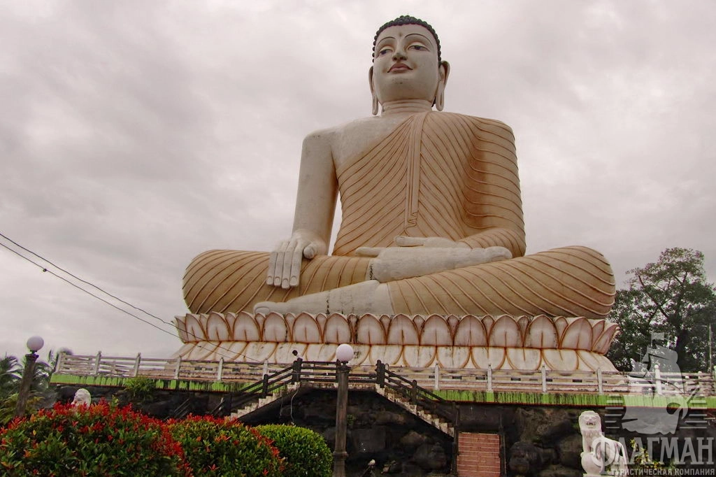 Самая высокая в мире статуя сидящего Будды возле Храма Канде Вихаре.