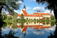 Надписи на стенах Тельчского замка. Снаружи - Лучше скромная прибыль под своей деревянной крышей, чем под чужой. Внутри - Благословение божие снисходит на богатых людей.