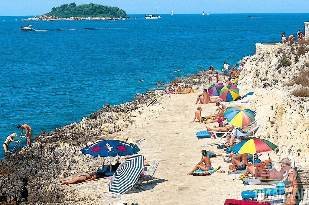 Обычным туристам тоже есть, где позагорать.