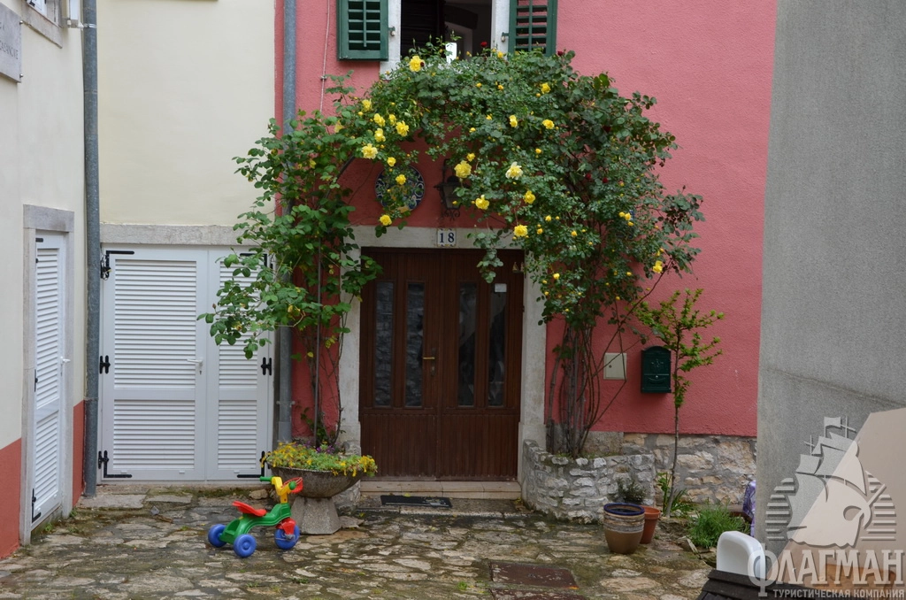 Дворик старинного дома.