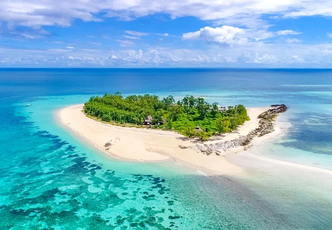 Закажите экскурсию на остров Мнемба - отличное место для дайвинга и сноркелинга.