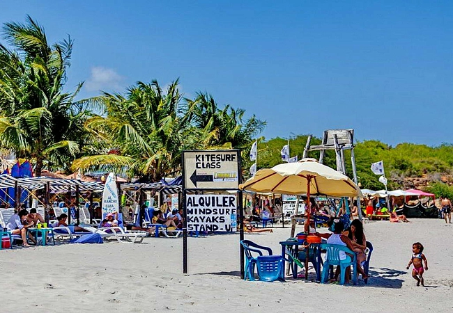 Обстановка на общественных пляжах расслабленная - но продавцы жемчуга, сувениров и экскурсий в наличии :-)