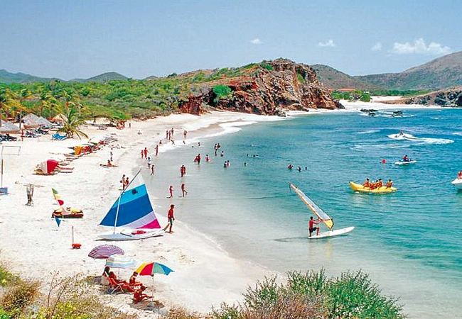 Остров окружён кораллами, поэтому часть пляжей имеет белый песок