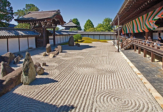 Сад камней в одном из храмов древней столицы страны - Киото