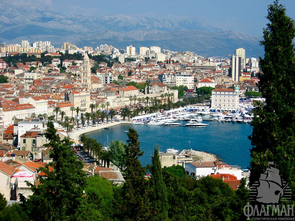 Сплит - вид на город и набережную.