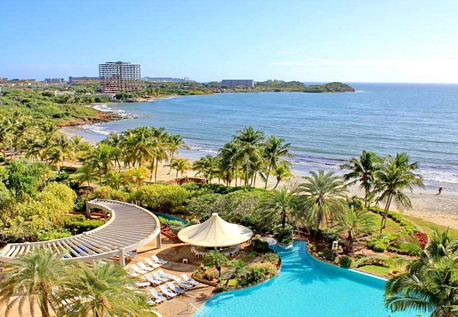 Остров имеет 168 км песчаных пляжей, что привлекает тысячи туристов со всего света