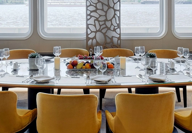 Теплоход "Мустай Карим"