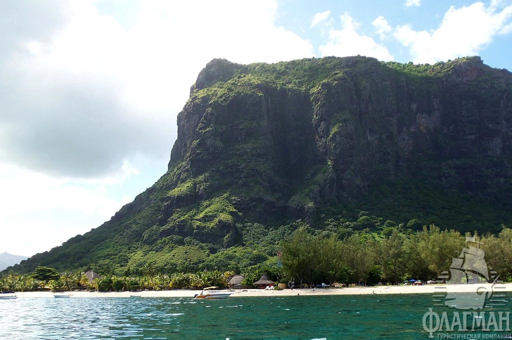 Скала на полуострове Le Morne Brabant.