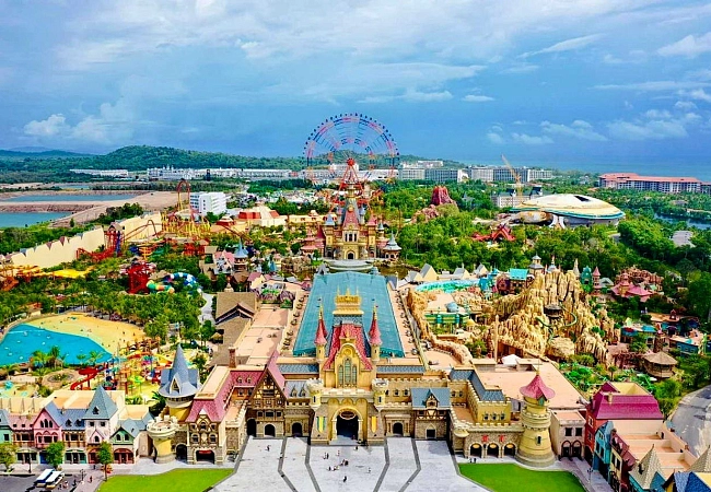 VinWonders - огромный тематический парк с зонами аттракционов, аквапарком, океанариумом и дельфинарием