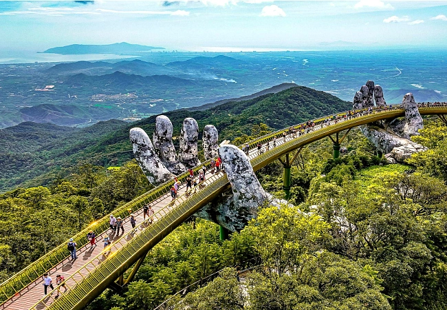 Визитная карточка Ba Na Hills - Золотой мост, известный как «Руки Бога». Оттуда потрясающие виды на окрестные пейзажи. Народу там всегда очень много, но это того стоит!