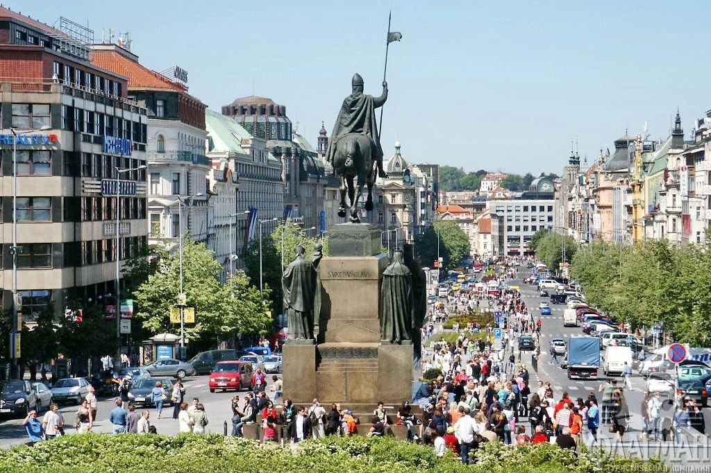 Ва&#769;цлавская пло&#769;щадь (чешск. V&#225;clavsk&#233; n&#225;m&#283;st&#237; (инф.)), площадь святого Вацлава; разговорное название Вацлавак — одна из самых знаменитых и больших городских площадей в мире, главный центр Нового Места