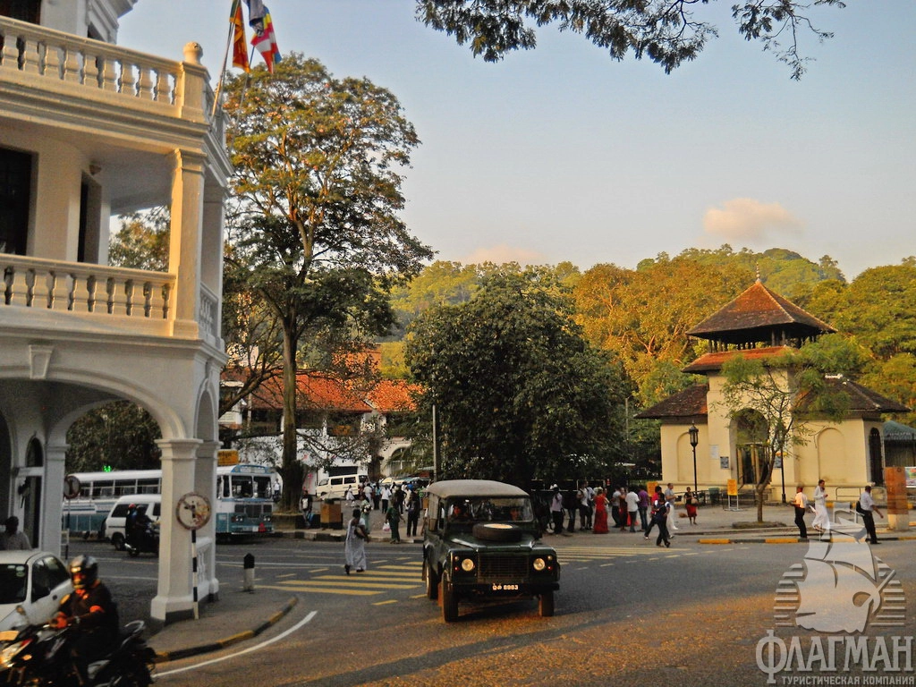 Канди, улица перед входом в Храм зуба Будды