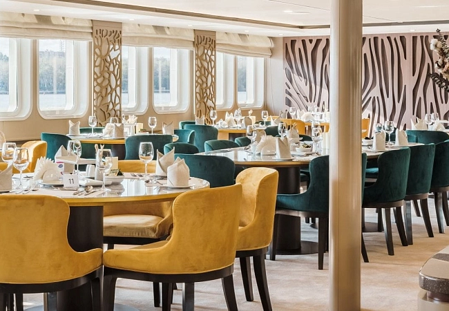 Теплоход "Мустай Карим"