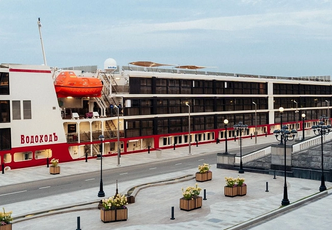 Теплоход "Мустай Карим"