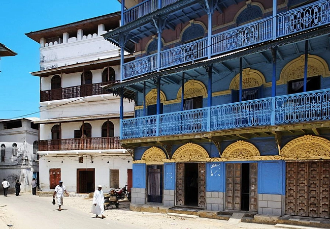 Стоун Таун - многие кварталы города сохранили свой облик со времён когда остров был султанатом. Султанат Занзибар объединился с Танганикой в 1964 году и получилась Танзания.