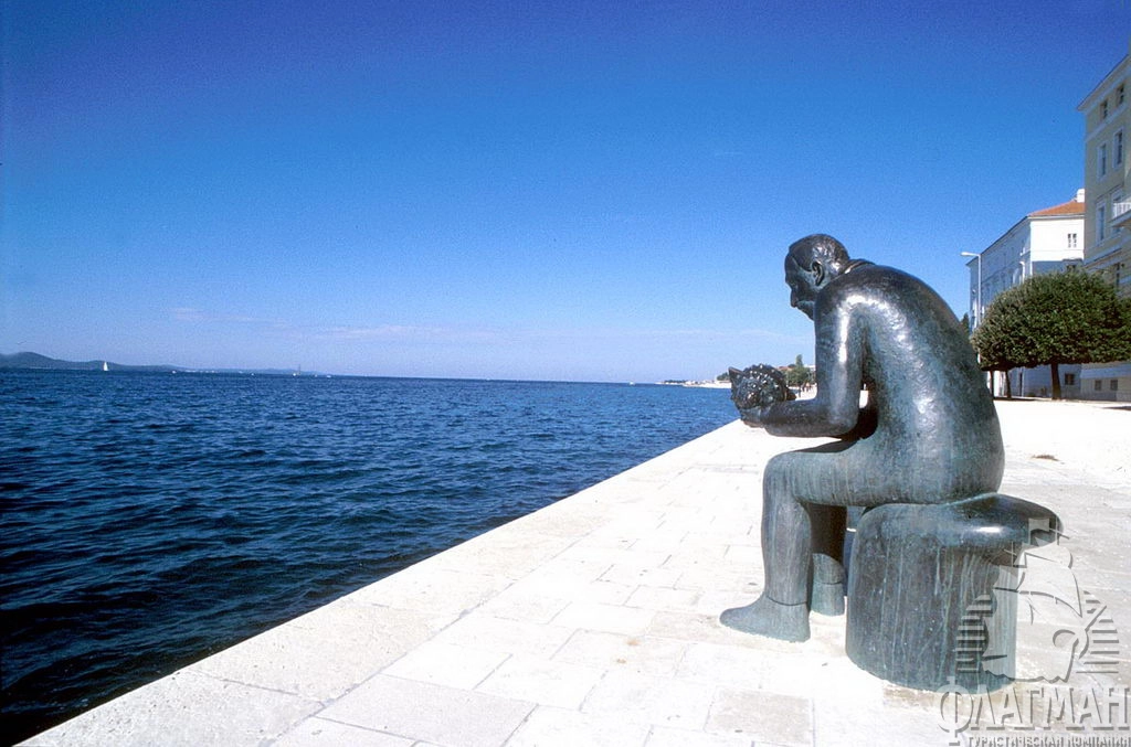 Скульптура напротив университета.