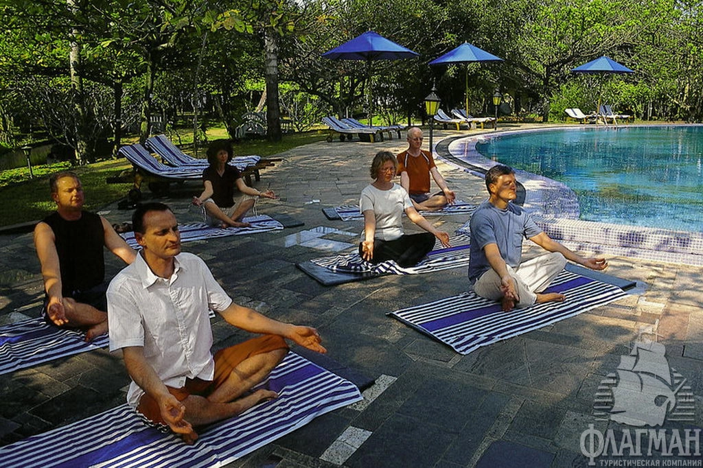 Занятия йогой.