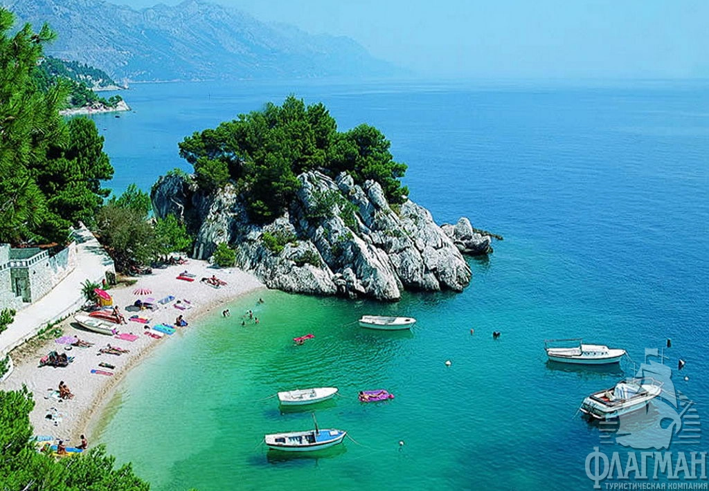 Брела - вид на пляж и горы.