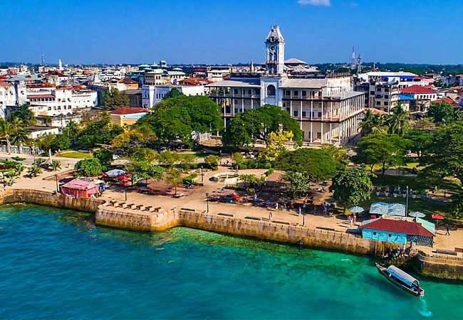 Старая османская часть Стоун-Тауна, город (правда не долго) был даже столицей всего Оманского Султаната. Бейт-Эль-Аджайб - султанский Дворец чудес.