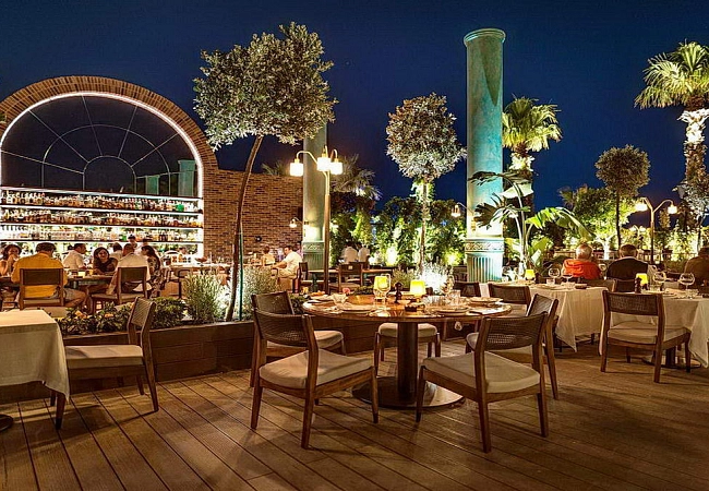 Вечер в одном из ресторанов Бодрума.