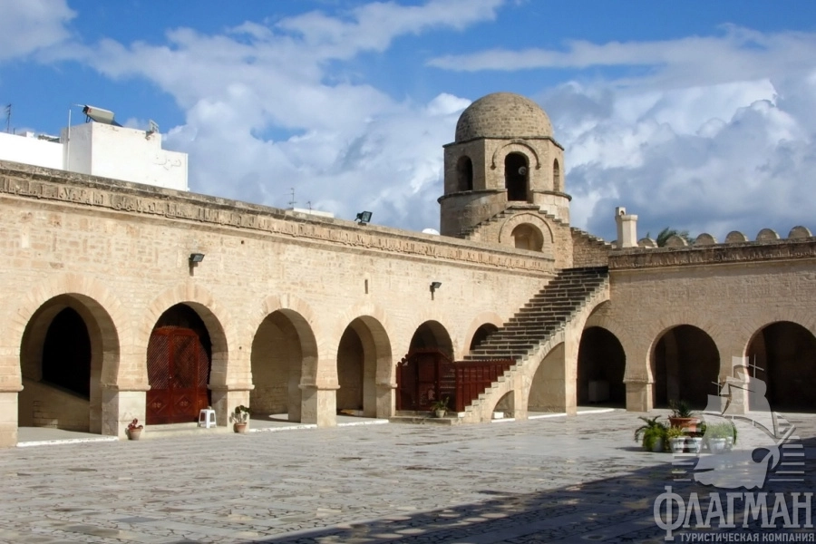 Во дворе великой мечети