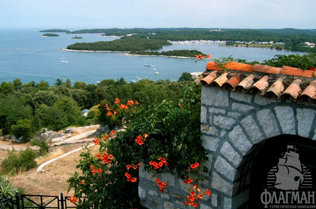 Вид из города на острова.