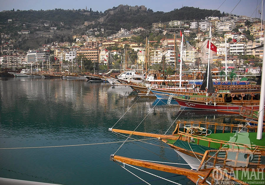  Яхты в порту Алании.